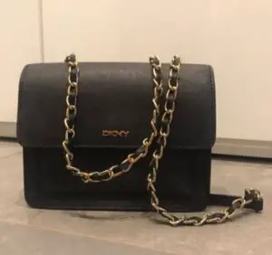 Czarna skórzana torba na ramię DKNY z łańcuszkiem